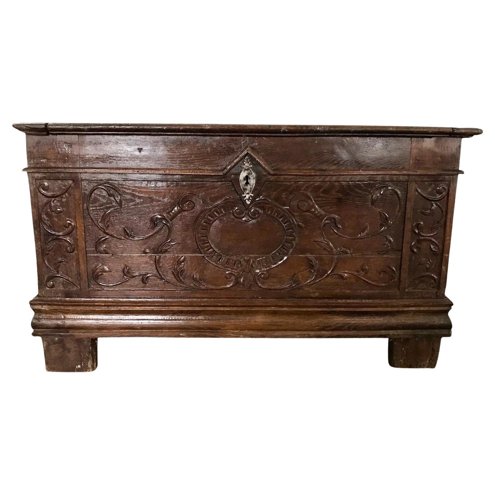 Détails sculptés d’un coffre ancien, collection JAD